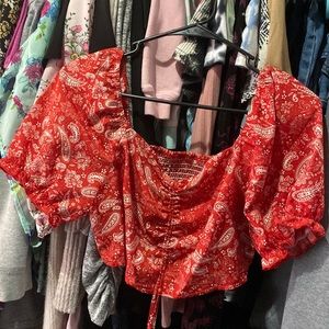 selling bc its too tight on my arms and other than that its a really cute shirt